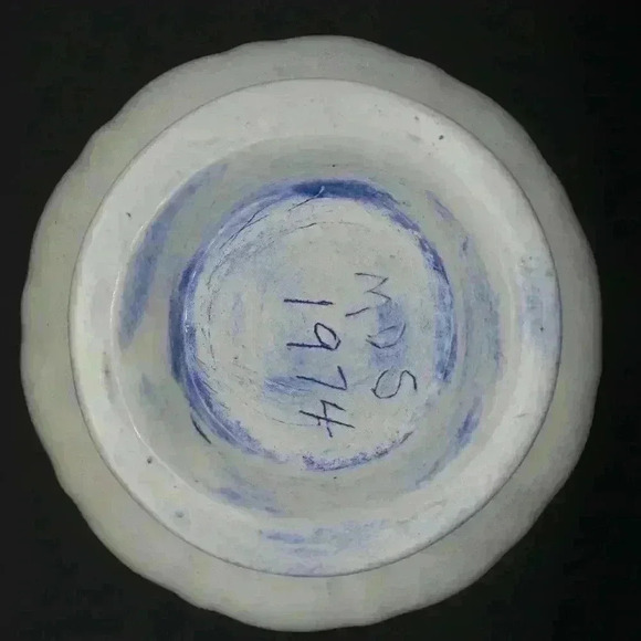 🔴💙✨️VINTAGE SIGNED CERAMIC POTTERY PITCHER JUG BLUE WASHED/RELIEF TAVERN SCENE - Picture 9 of 9